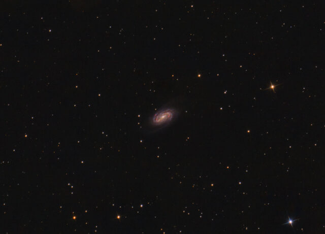 Galaktyka i w niej mgławica z numerkami NGC